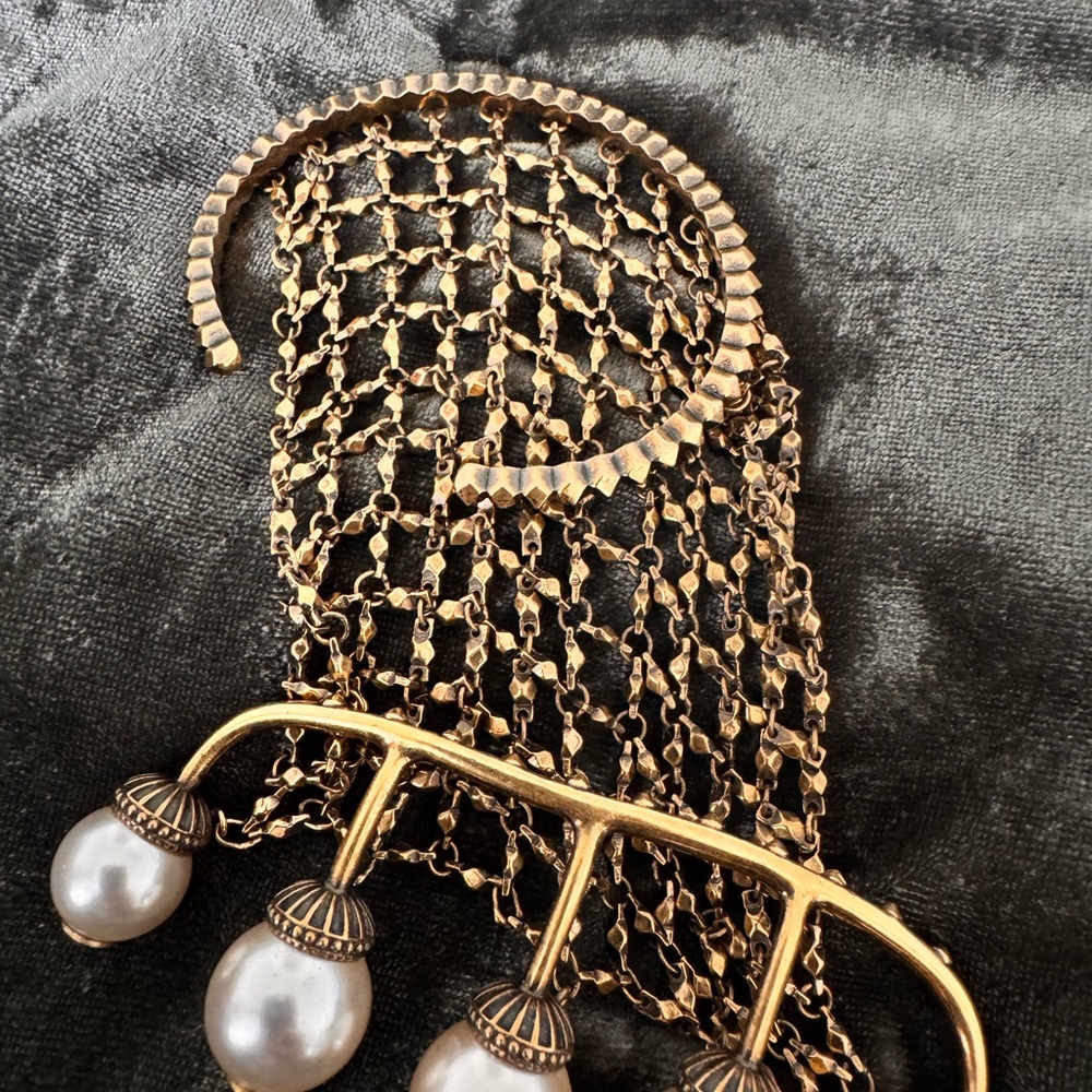 Gucci Gold Mesh Bracelet with Pearl and Gold Accents - Picture 2 of 3